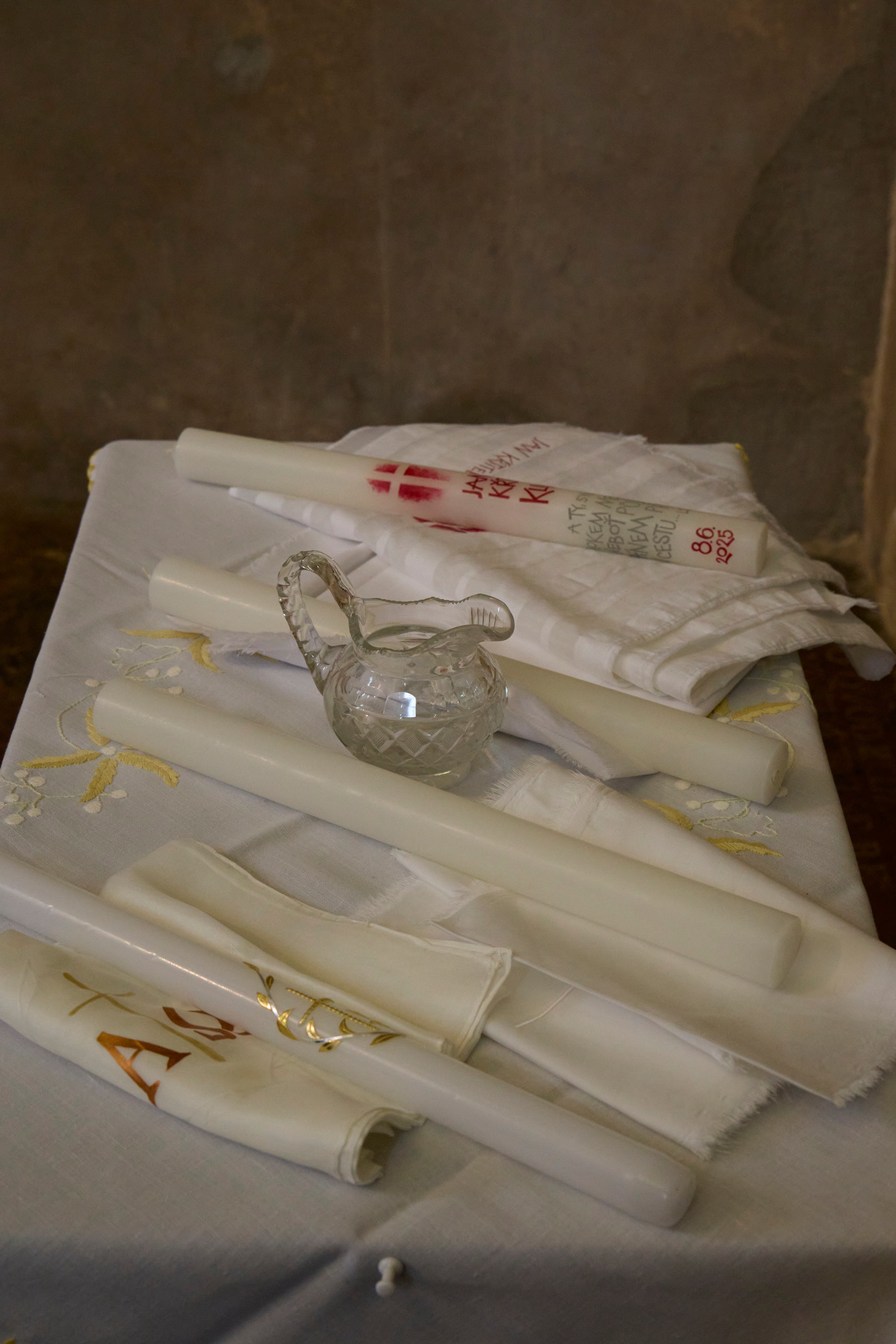 Setkání při přípravě na křest - malá skupina studující Bibli a křesťanskou víru